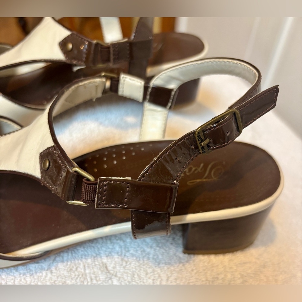Trotters Two-Tone Sandals | Size 8.5 | Cream & Brown - Picture 8 of 9